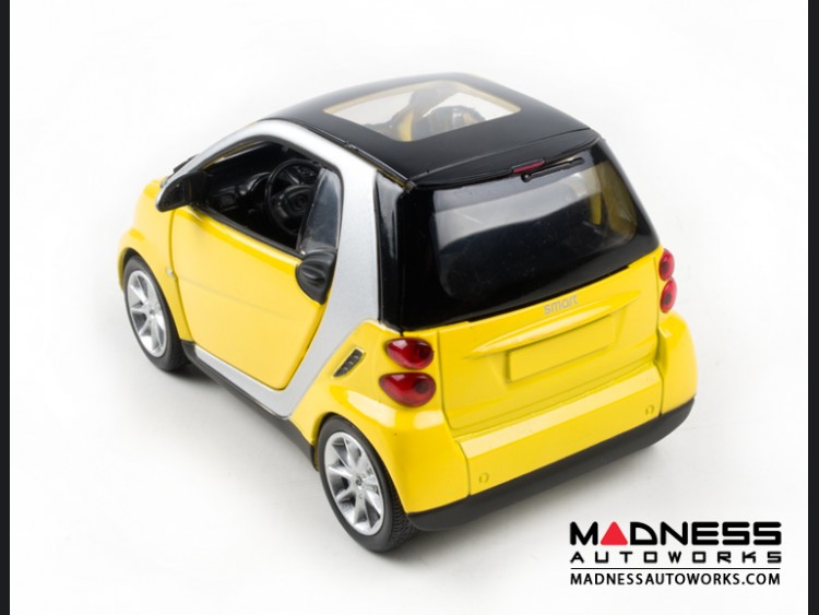 smart fortwo Model Car - 451 model - 1:24 scale Die Cast - Yellow