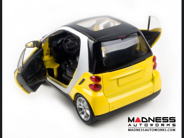 smart fortwo Model Car - 451 model - 1:24 scale Die Cast - Yellow